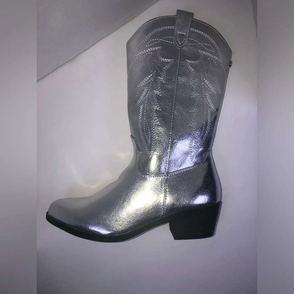 Steve Madden Silver Metallic Western Boots NWOT size 4